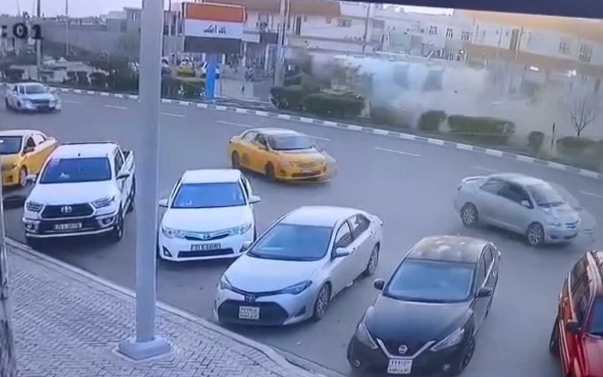 The moment a truck collided with several cars in Kirkuk on April 26, 2026.