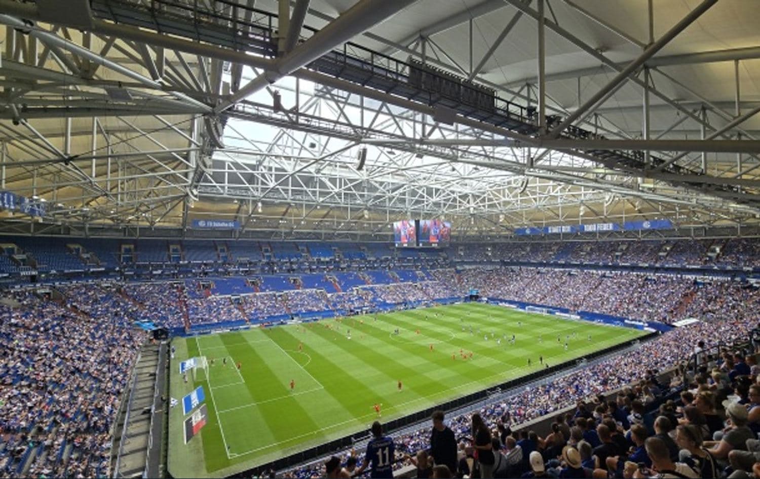 Almanya’nın köklü kulüplerinden FC Schalke 04’ün stadyumu VELTINS-Arena’da bir kişinin cansız bedeni bulundu