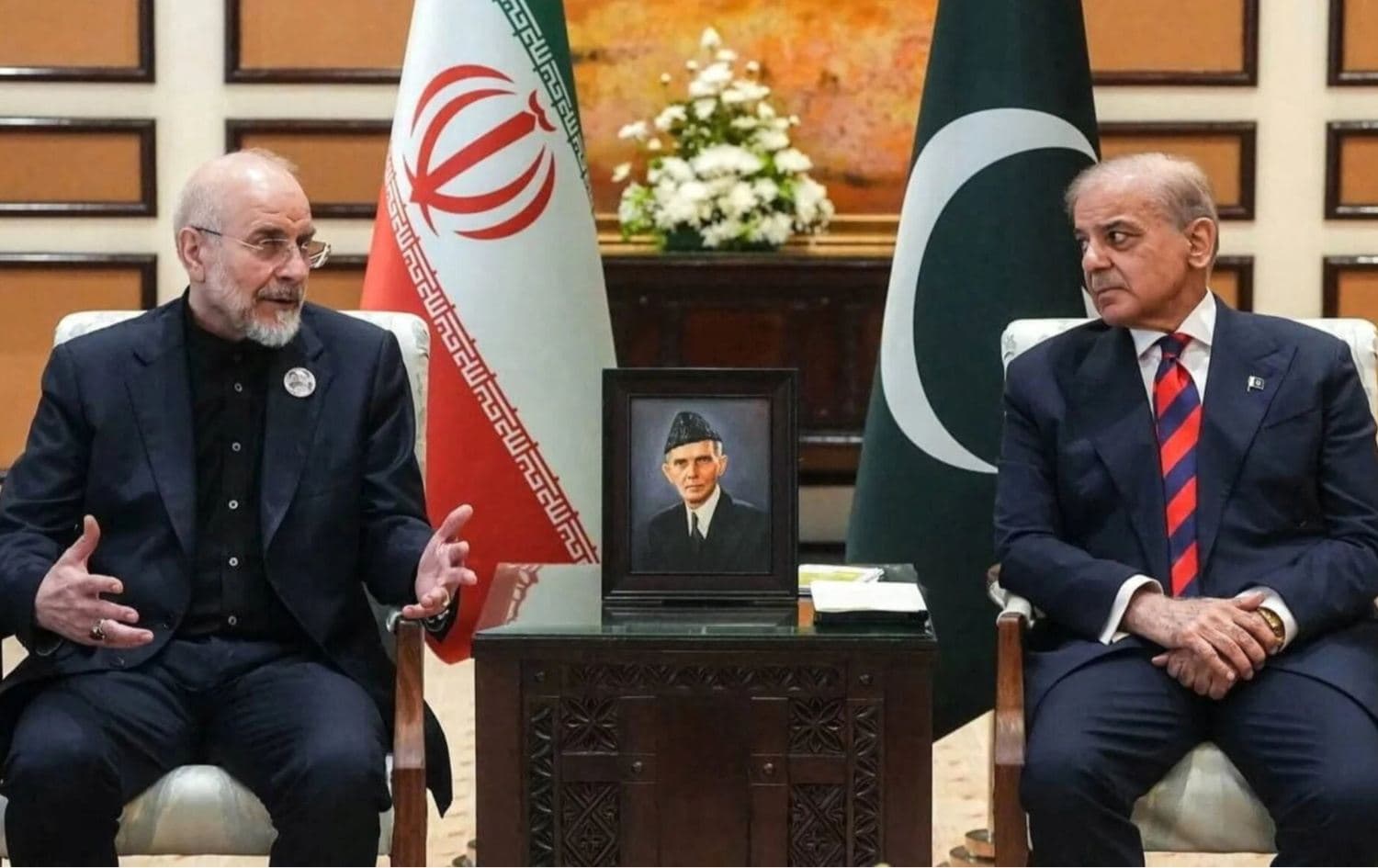 محەممەدباقر قالیباف، سەرۆکی پەرلەمانی ئێران و شەهباز شەریف، سەرۆکوەزیرانی پاکستان