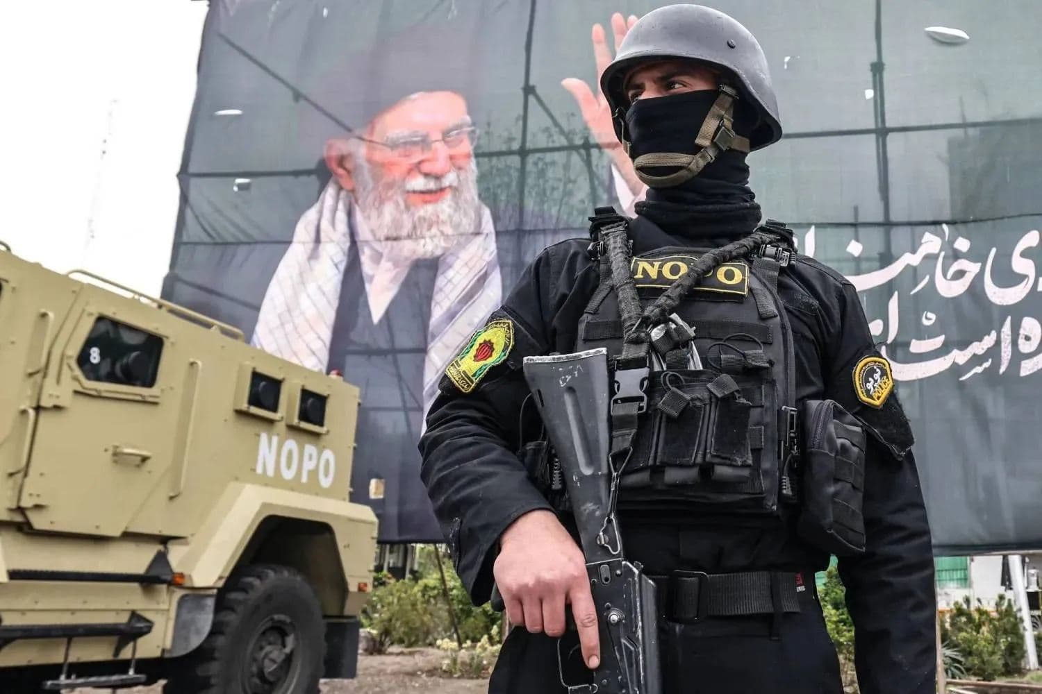 A member of the Iranian security forces stands guard next to a banner honoring Iran's slain supreme leader Ali Khamenei in Tehran on March 31, 2026. Photo: AFP