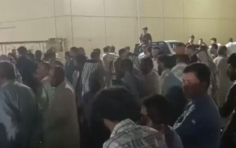 تجمع ذوي المراهقين أمام الطب العدلي في الكوت