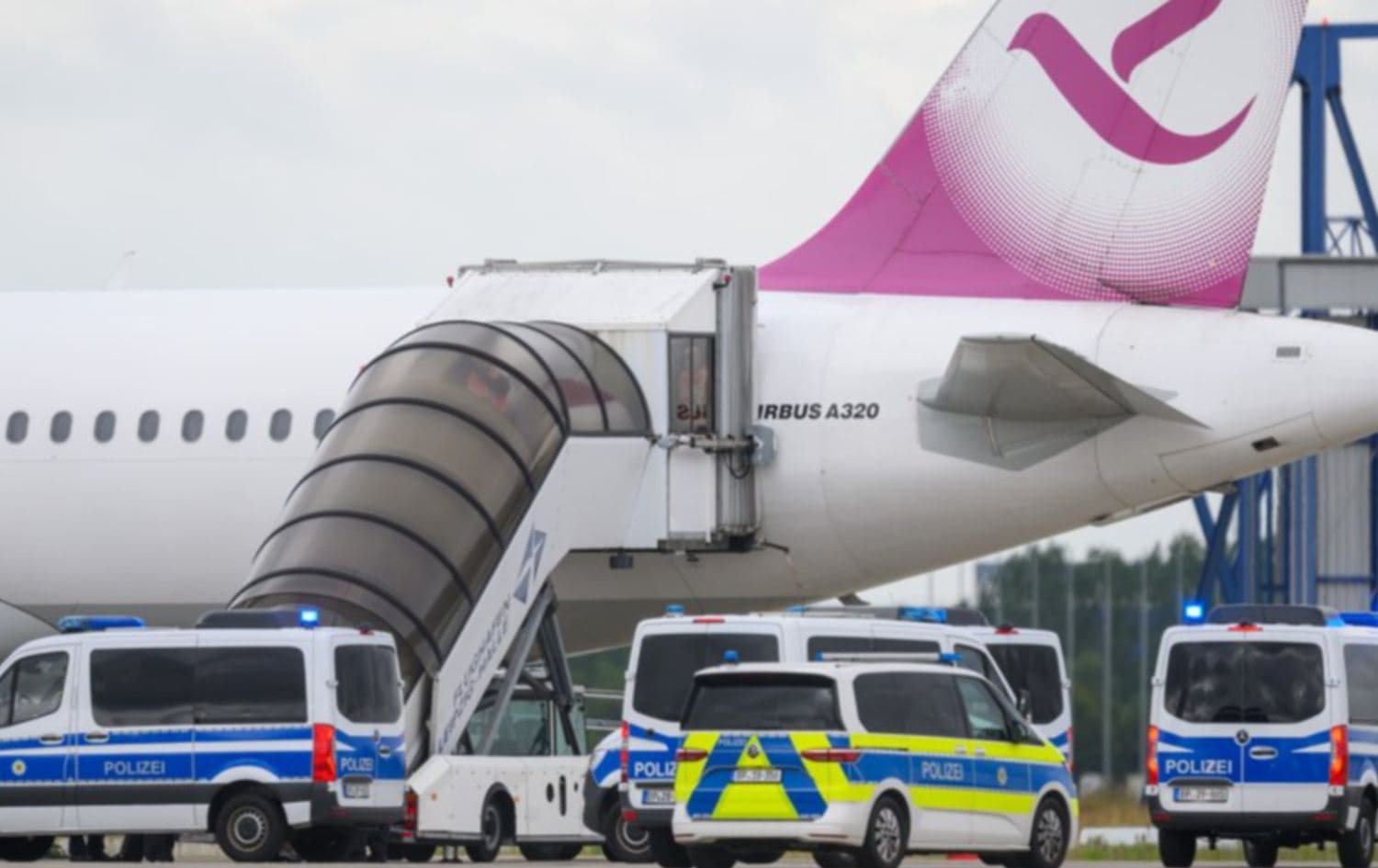 Iraqi nationals are taken aboard a plane at Leipzig airport to be deported to Iraq on July 22, 2025 | Photo: Hendrik Schmidt/picture-alliance