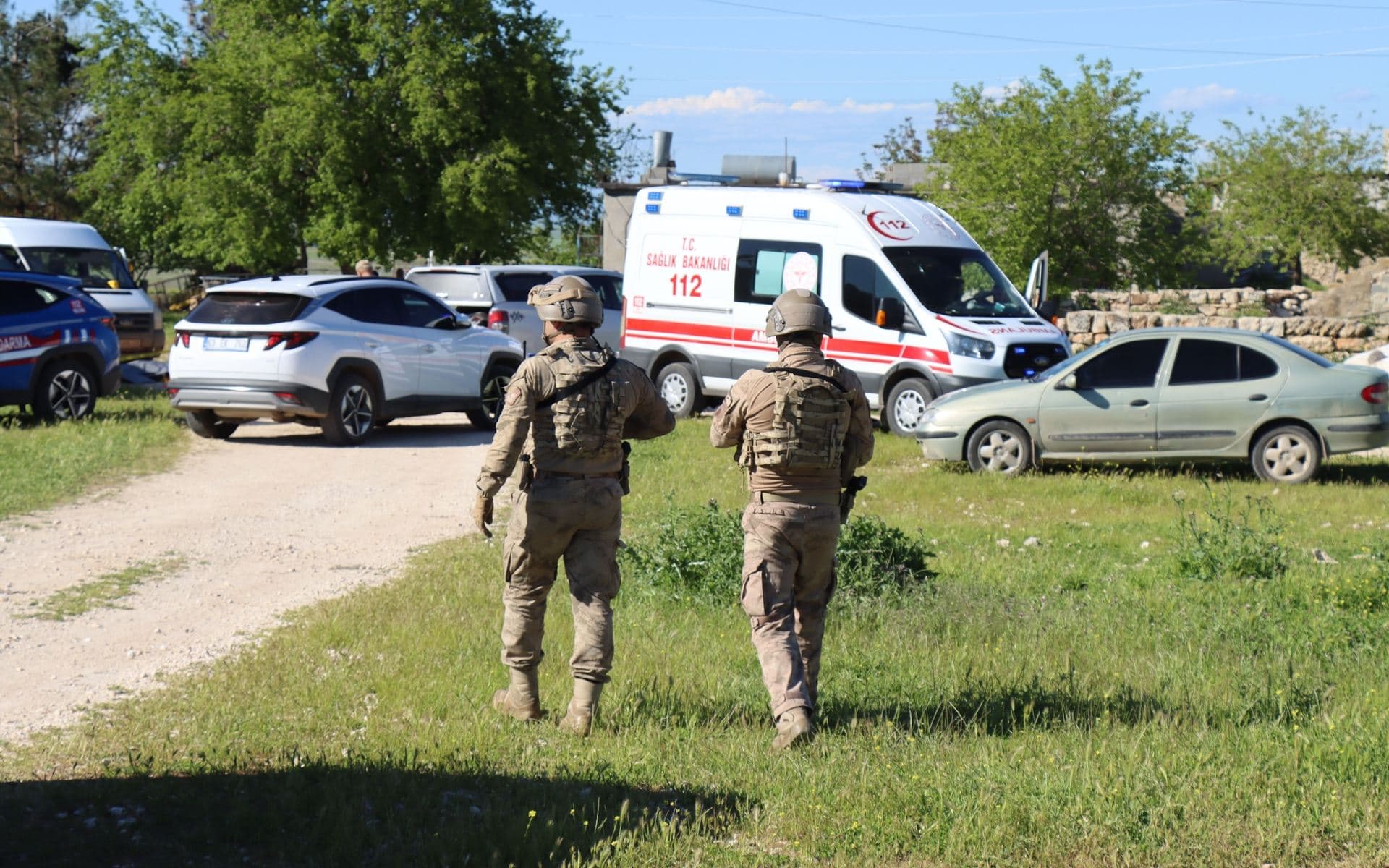 Cendirme û ambulans çûn cihê bûyerê / Wêne: AA