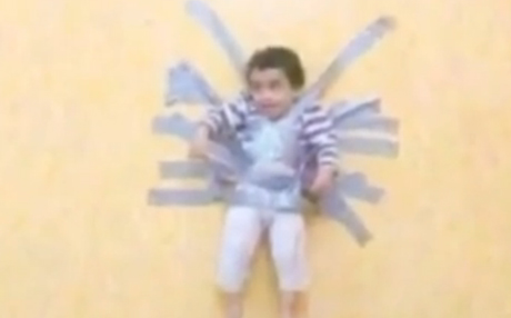 Zarokê xwe bi dîwar ve hilawist-Erebîstan Siûdî