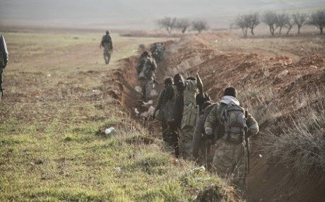 YPG beşek ji şervanên xwe dişîne Helebê