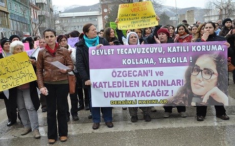 Kuştina xwendekara kurd Ozgecan li Dêrsîmê jî hat protestokirin