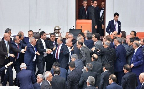 Meclis'te arbede: Vekil merdivenden düştü