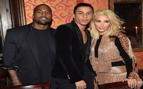 بالصور.. كيم كارداشيان تصبغ لون شعرها باللون الأشقر