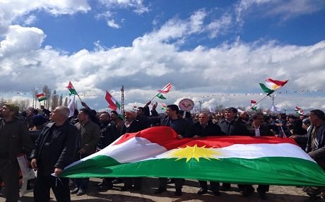 Newroza Wanê bi ala Kurdistanê xemilî