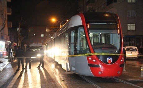 Suriyeli çocuk tramvayın altında kaldı