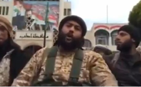 ڤیدیۆ.. لەكاتی پێشكەشكردنی وتار مووشەکێک دەیانپێكێ