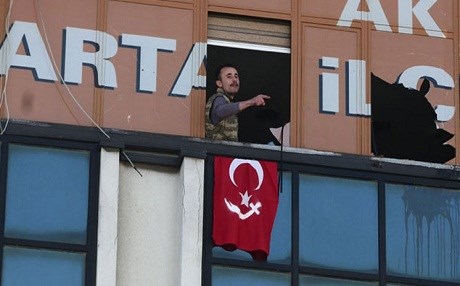 AK Parti binasına silahlı baskın