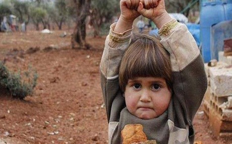 Çîroka wê zaroka ku li hember zûma kamerayê teslîm bibû!