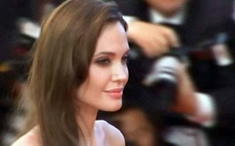 ئەنجێلینا جولی  منداڵێکی سووریی دەگرێتەخۆی