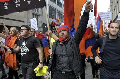 Türk bayrağı yakıldı