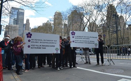 Soykırım protestosunda Kürtçe pankart