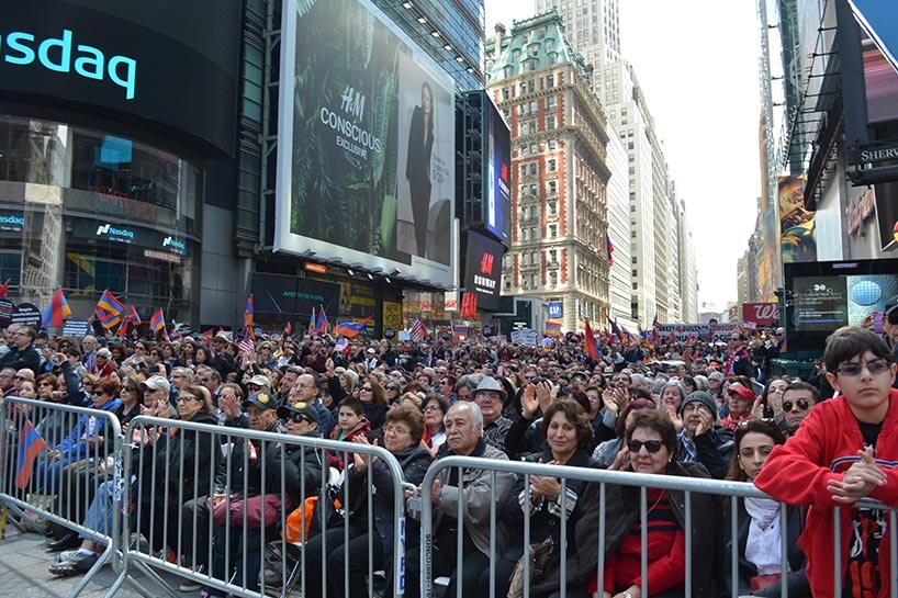 New York - Di xwepêşandana "qirkirin"ê de pankarta kurdî