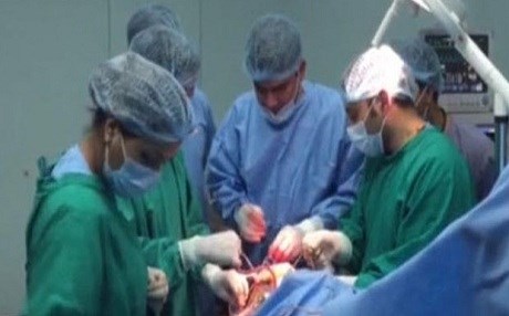 Kameraya xwe danî û zarokek emeliyat kir