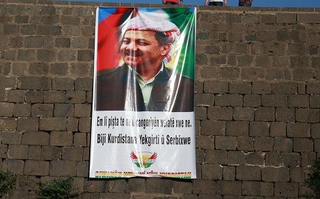 Wêneyê Barzanî li bircên Amedê hat daliqandin