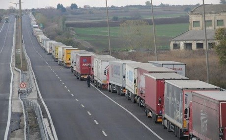 Sınırda 16 km TIR kuyruğu