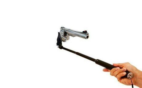 SELFİE KAZASI – Tuş yerine tetiğe basınca...