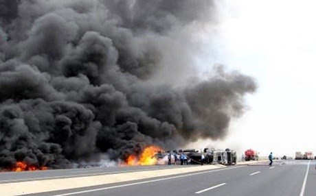 Petrol tankeri alev topuna döndü