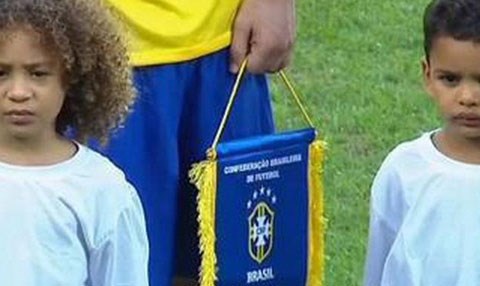 ڤێدیۆ، داڤید لویزو تیاگۆ سیلڤا به‌ منداڵى