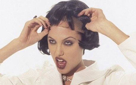 بەوێنە.. ئەنجێلینا جولی لە تەمەنی 20 ساڵیدا