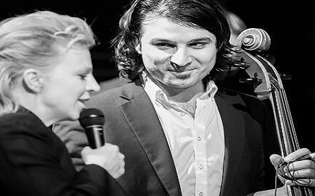 Mukryan bi ingilîzî û fransî distrê