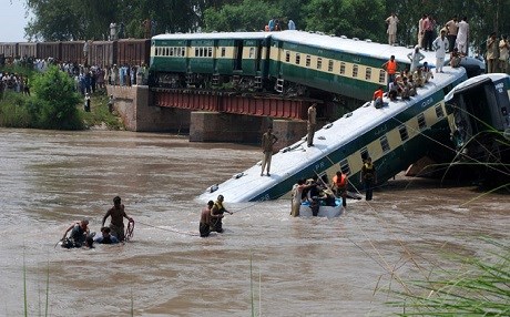Tren nehre düştü: 19 ölü