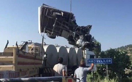 Dar yolda şoför uyudu: 15 ölü (YENİLENDİ)