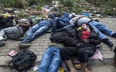 AI: Polîsên sirbî û makedonî li penaberan dixin