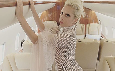 بەوێنە.. لەیدی گاگا بەشێوەیەکی جیاواز دەرکەوتەوە