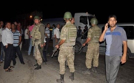 VİDEO -Yük treni otomobile çarptı: 4 ölü