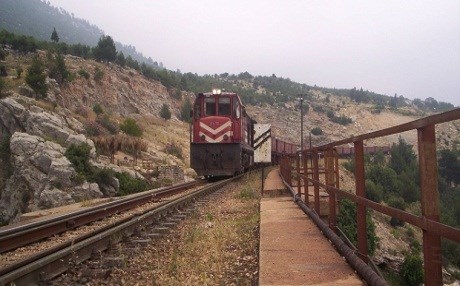 Yük treni bombayla devrildi