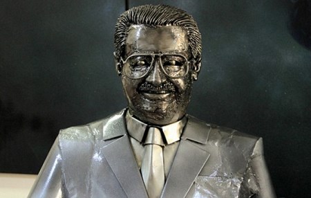 Hurdadan Özal heykeli