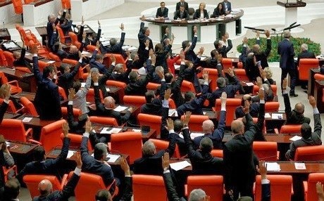 Parlamentoya Tirkiyeyê operasyonên dersinorî pesend kir