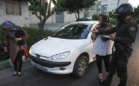 İran’da trafik polisi ‘vücut hatları’na ceza kesecek