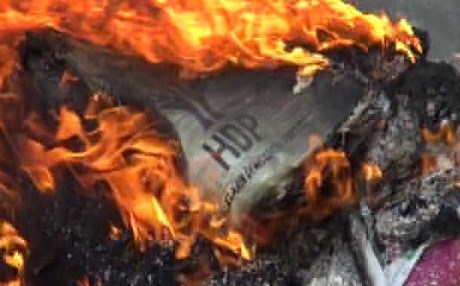 Parti binasına kundaklama!