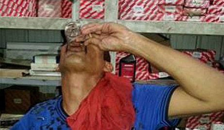 پیاوێكی یەمەنی 20 ساڵە رۆنی ئۆتۆمبێل دەخواتەوە