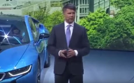 بەڤیدیۆ، لە پرۆگرامێکی راستەوخۆدا سەرۆکی کۆمپانیای BMW  بەردەبێتەوە