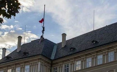 Sarayın tepesine kırmızı don astılar