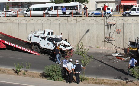 D.BAKIR – Polis aracı köprüden uçtu