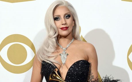 لەیدی گاگا لە فێستیڤاڵێکی میوزیکدا خەڵاتدەکرێت