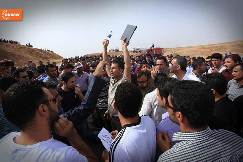 FOTO - Kürt memurlar yol kapattı