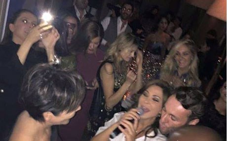 دایکی کارداشیان لەبەردەم ئەلیسا سەمادەکات