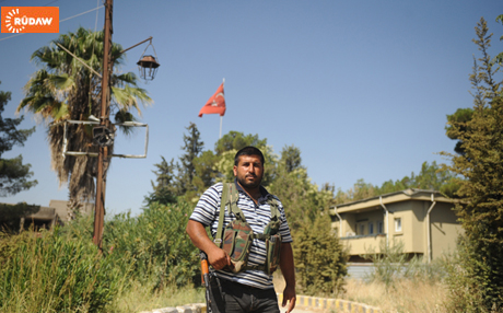 Şervanekî YPGê di cejnê de gul û şîranî dide leşkerên tirk