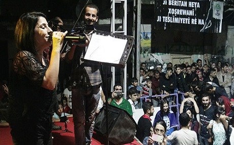 Silahlar sustu şarkılar başladı