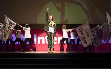 هێڵی لەڤ تاکە گۆرانیبێژی بانگهێشتکراوی فێستیڤاڵێکی کۆریای باشوور بوو