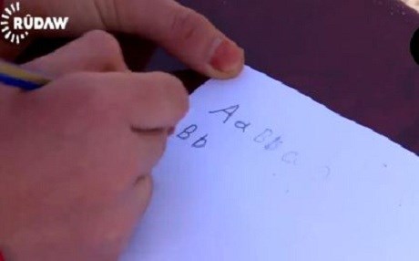 Dihok – Saziyeke amerîkî zarokên êzîdî fêrî înglîzî dike